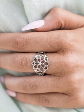 Paparazzi NWOT Silver Prana Paradise Floral Ring